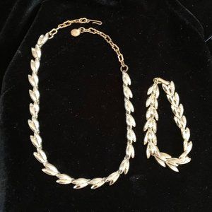 Vintage Gold Tone Leaf Necklace (Choker) and Bracelet Set
